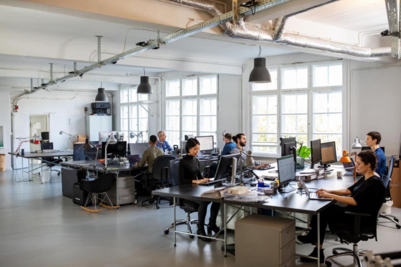 Studenter som arbetar tillsammans med ekonomisk planering