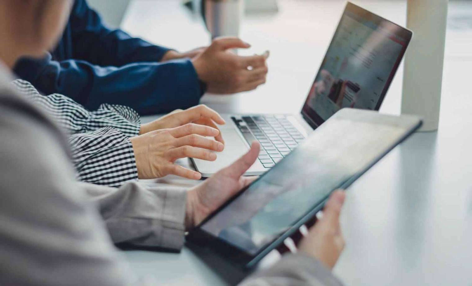 Deltagare diskuterar affärsstrategi under en workshop